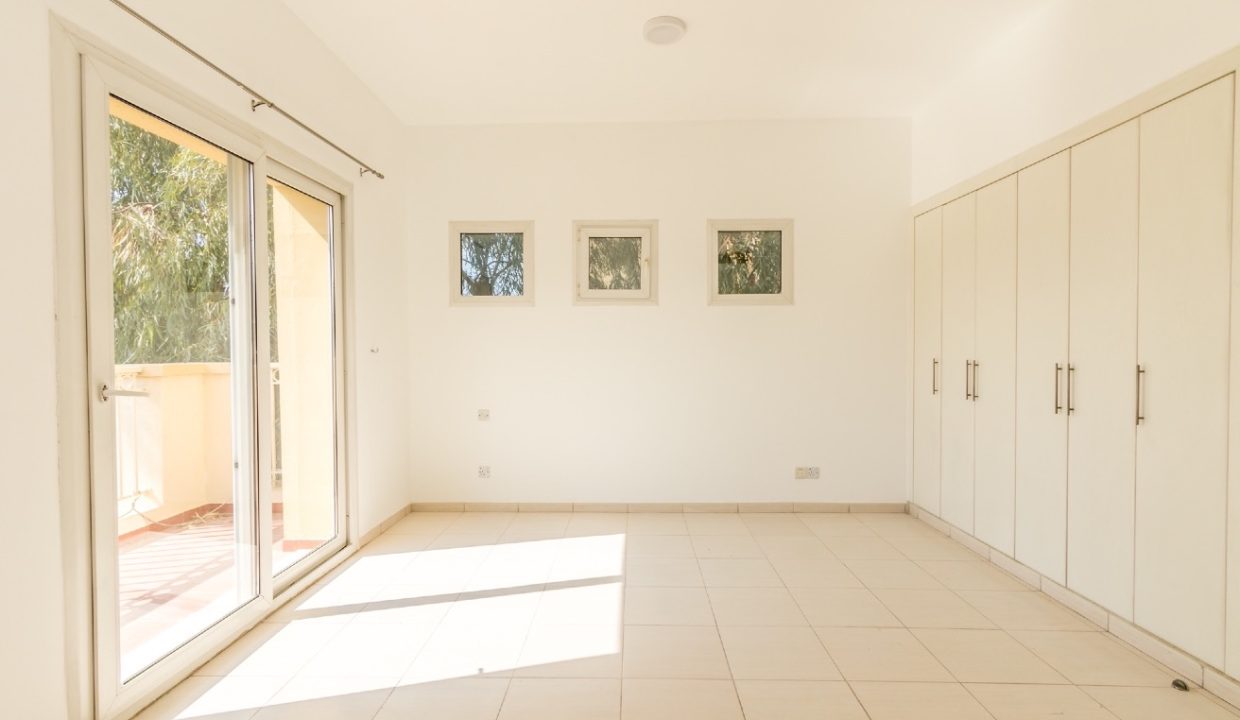 Stunning 3BR + Study Villa | Lake Backing | Spring-8