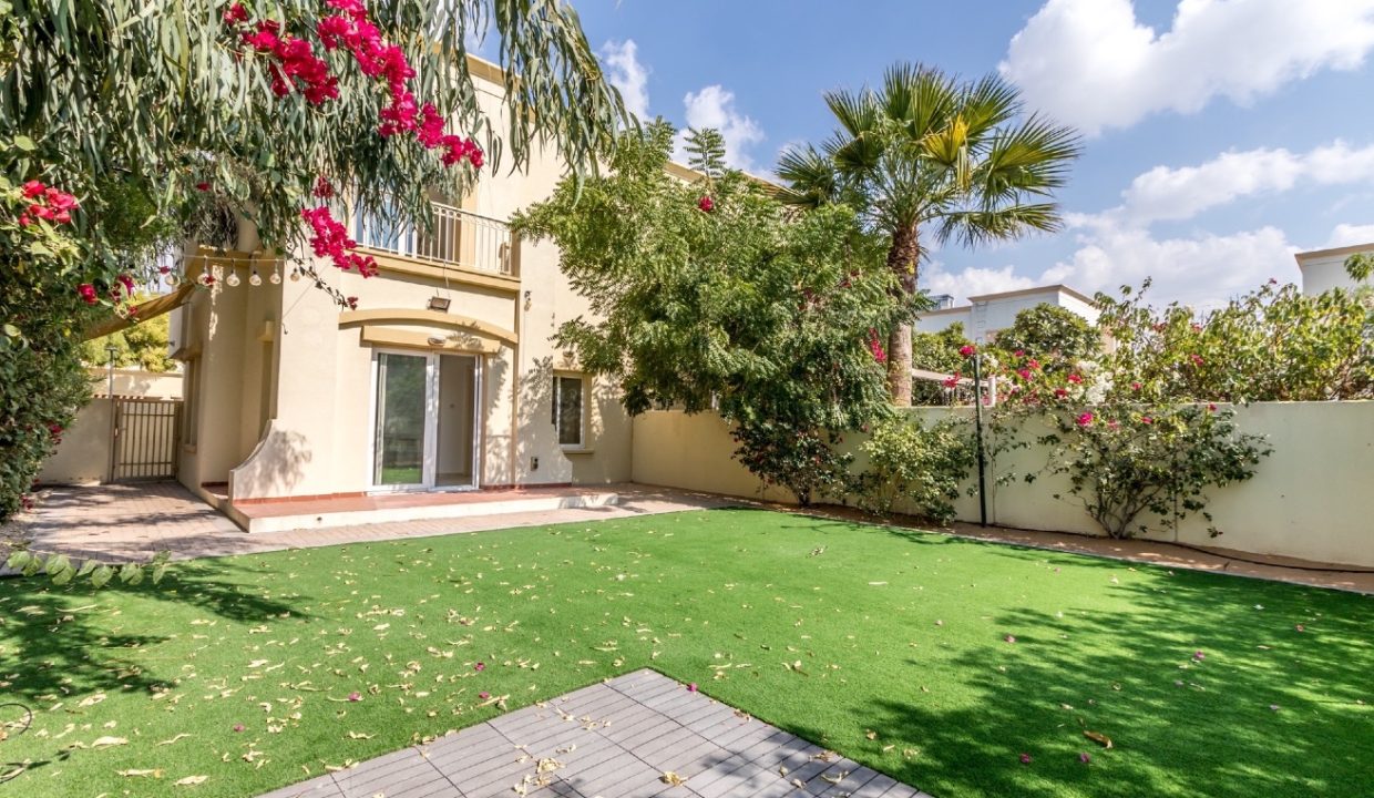 Stunning 3BR + Study Villa | Lake Backing | Spring-9