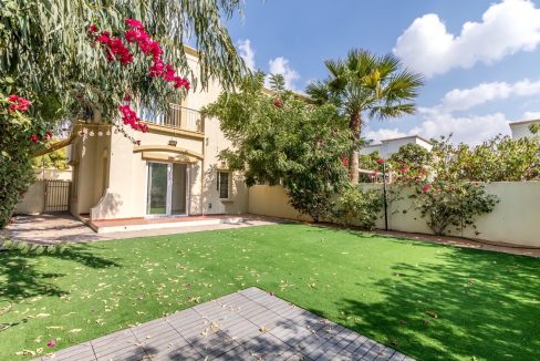 Stunning 3BR + Study Villa | Lake Backing | Spring-9
