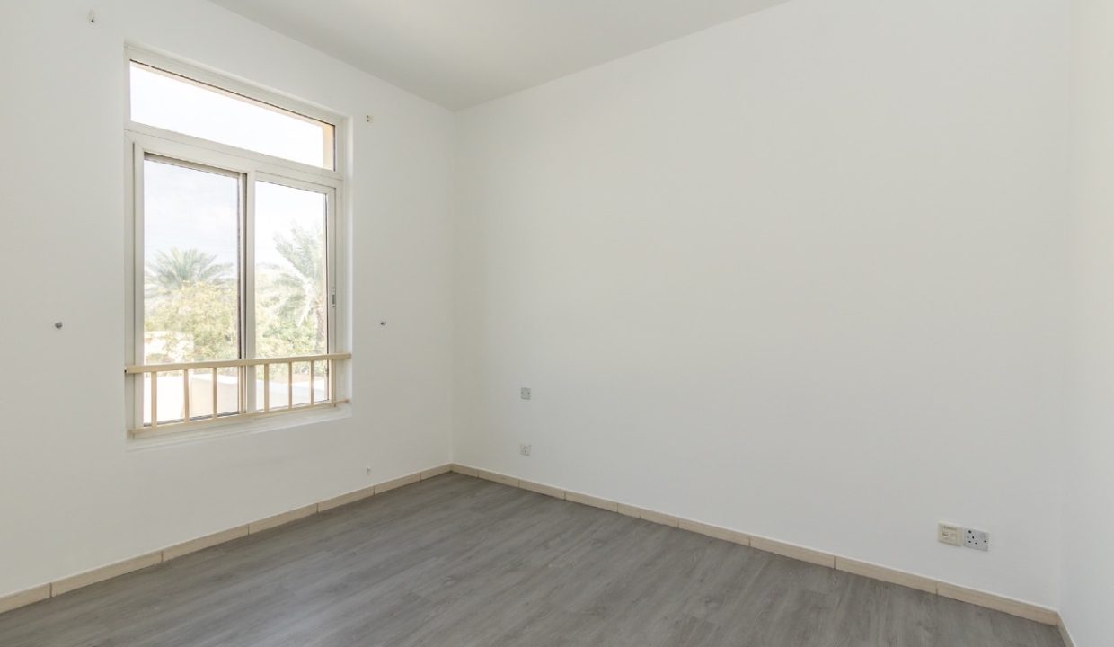 Stunning 3BR + Study Villa | Lake Backing | Spring-10
