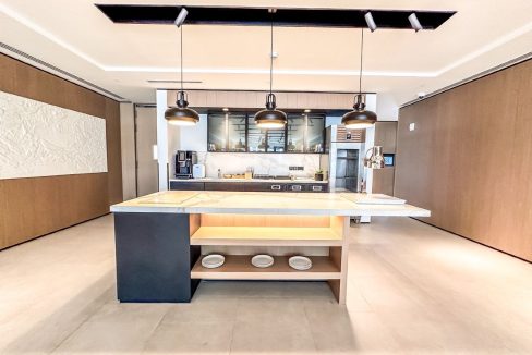 Elegant 3BR Overlooking the Marina in Vida-23