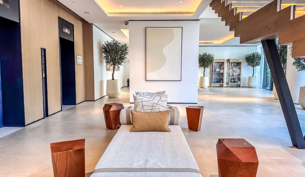 Elegant 3BR Overlooking the Marina in Vida-24